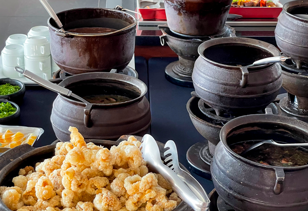A Feijoada de Sábado é uma tradição do restaurante, servida desde 1985