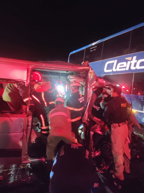 Acidente entre ônibus e van de torcedores do Cruzeiro deixa três mortos na BR 262 por Corpo de Bombeiros 