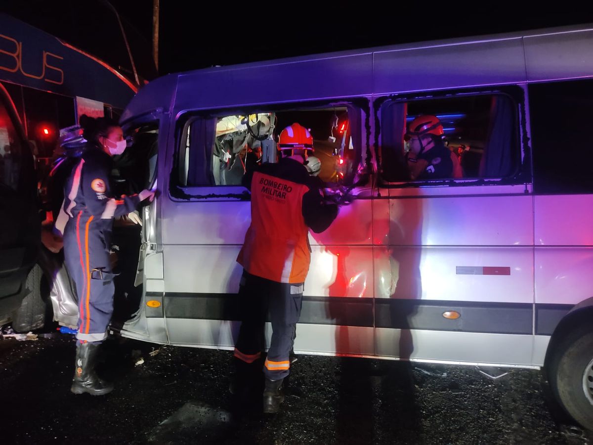Acidente entre ônibus e van de torcedores deixa três mortos na BR 262 por Corpo de Bombeiros 