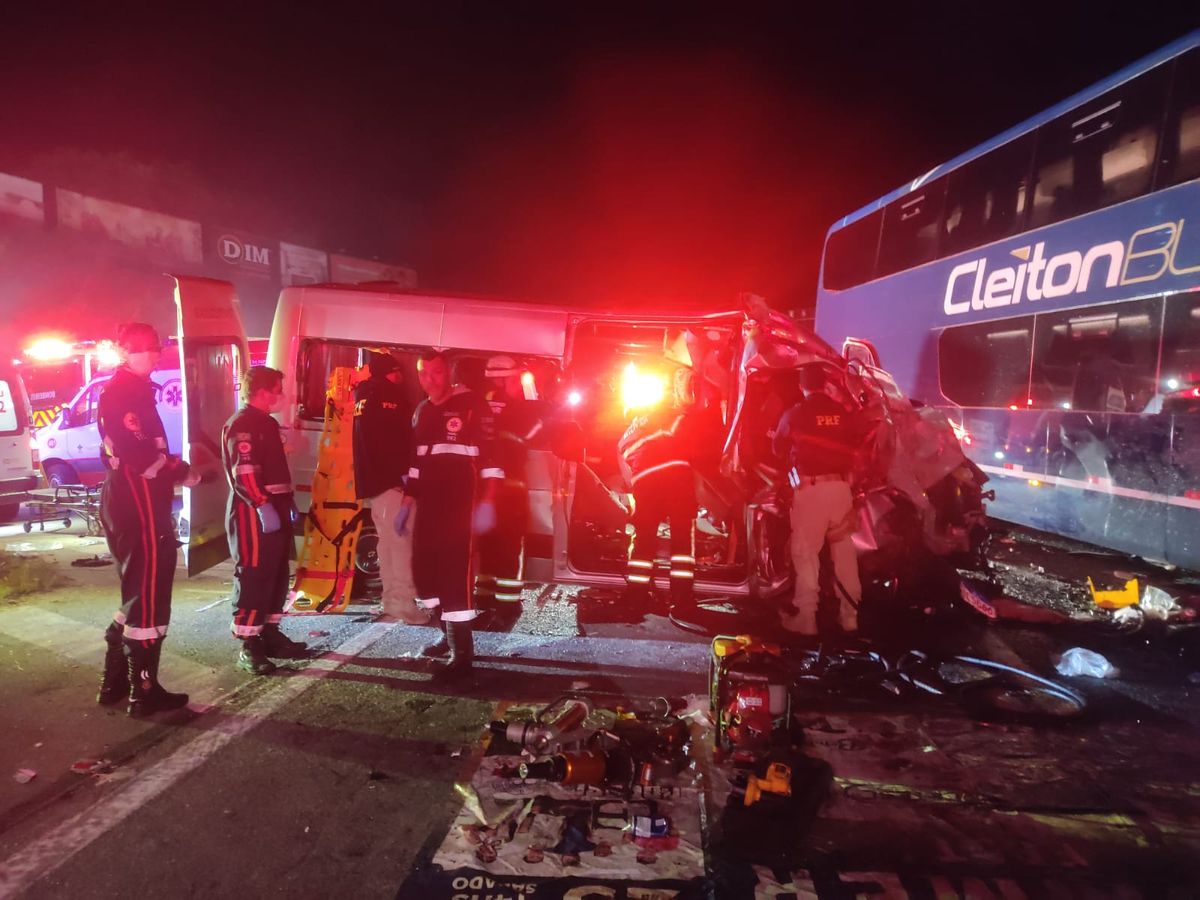 Acidente entre ônibus e van de torcedores deixa três mortos na BR 262