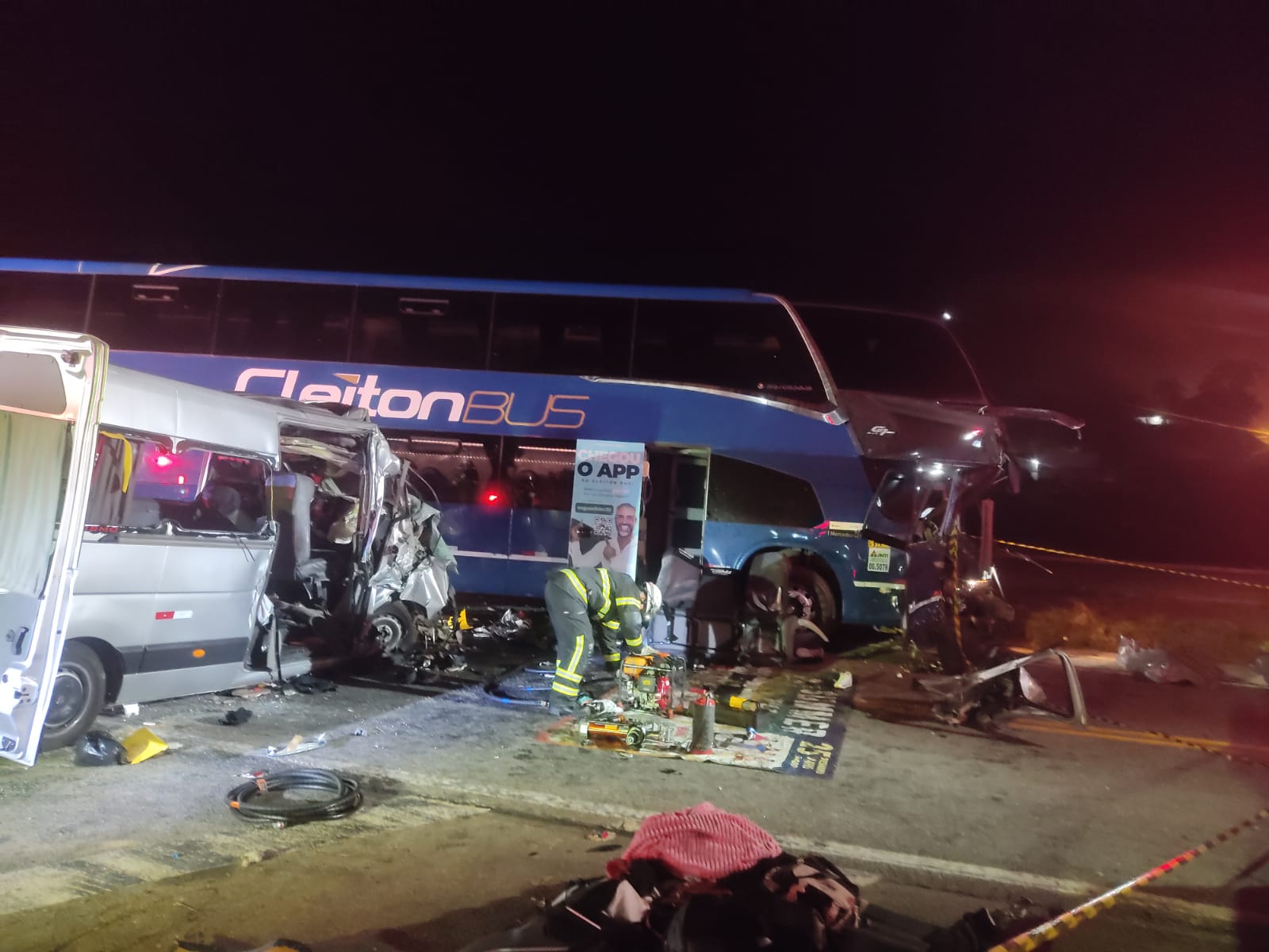 Acidente entre ônibus e van de torcedores deixa três mortos na BR 262(Corpo de Bombeiros )
