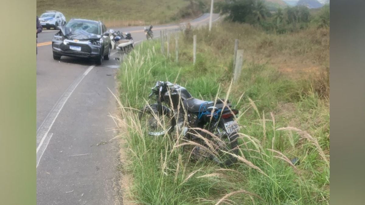 Foto mostra como ficaram veículos após acidente na zona rural de Vila Pavão