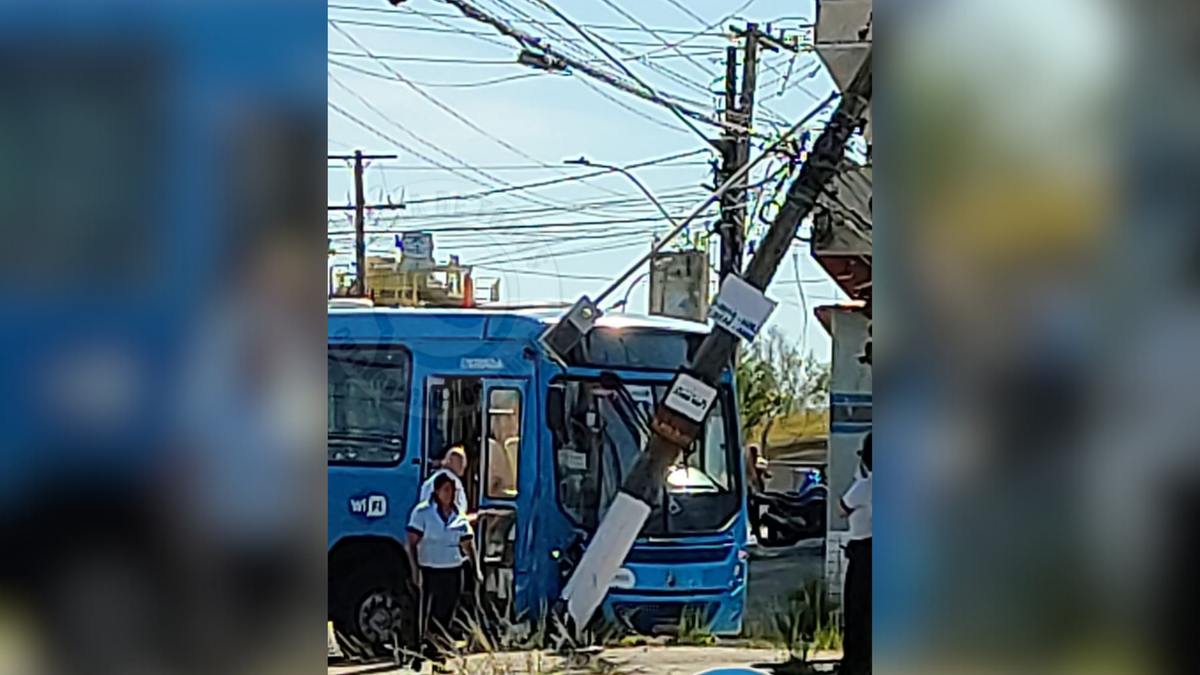 Ônibus do Transcol se envolve em acidente na Serra