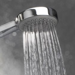 Confira dicas para não tomar susto com o boleto de energia mesmo mantendo o conforto de usar chuveiro elétrico e secador de cabelo