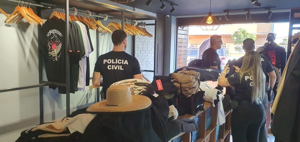 Loja de roupas com produtos falsificados em Anchieta é interditada  por Polícia Civil