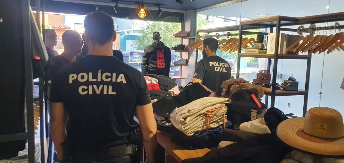 Loja de roupas com produtos falsificados em Anchieta é interditada  por Polícia Civil