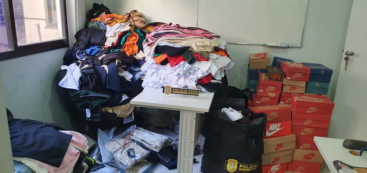 Loja de roupas com produtos falsificados em Anchieta é interditada 