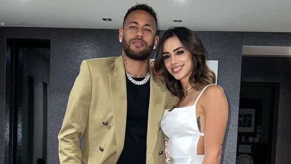 Neymar canta pagode para Bruna Biancardi. 