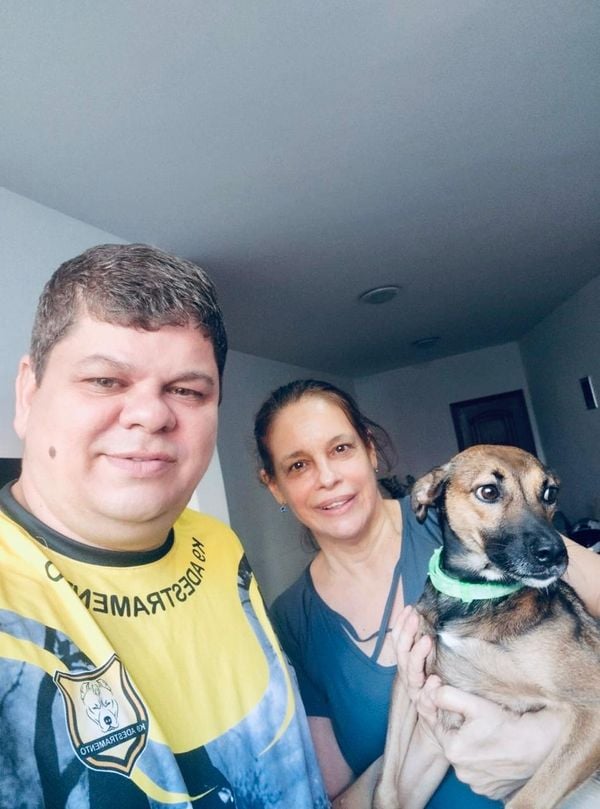 O adestrador Paulo Lesssa com a cachorrinha Carol e a tutora Marli Moras 
