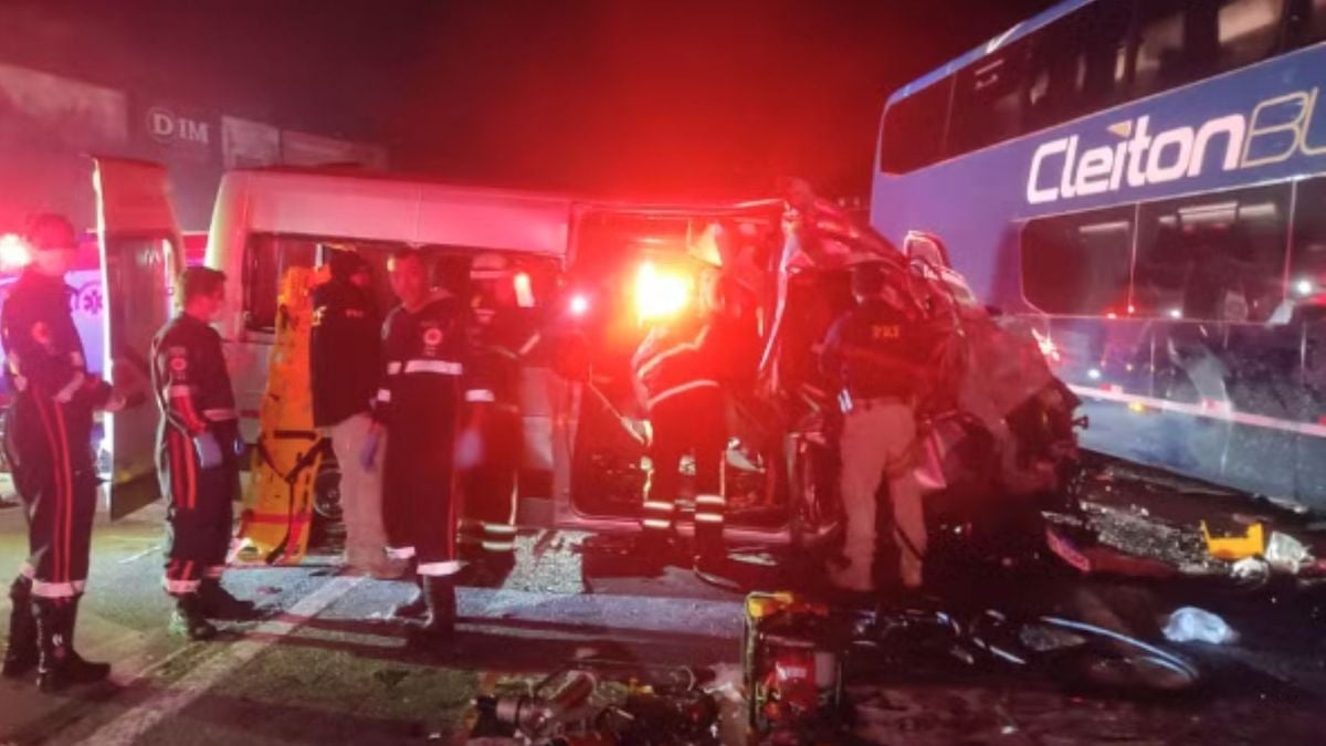 Três pessoas morreram no local em acidente entre ônibus e van com torcedores do Corinthians no Espírito Santo