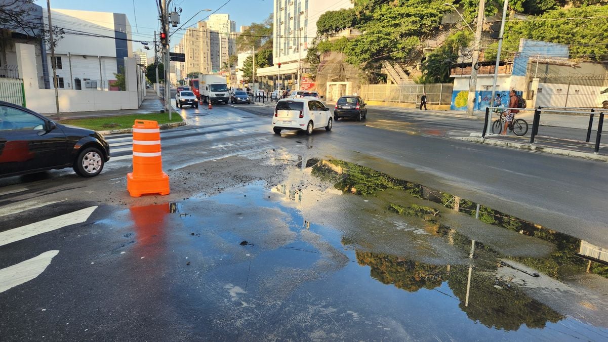 Vazamento de água no cruzamento da Leitão da Silva com a Rio Branco, em Vitória