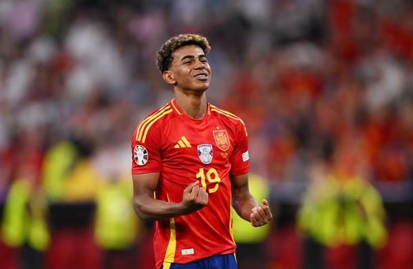 A seleção espanhola bateu a França por 2 a 1 nesta terça-feira (9), e avançou à final da Euro. Lamine Yamal, de 16 anos, fez o gol decisivo.