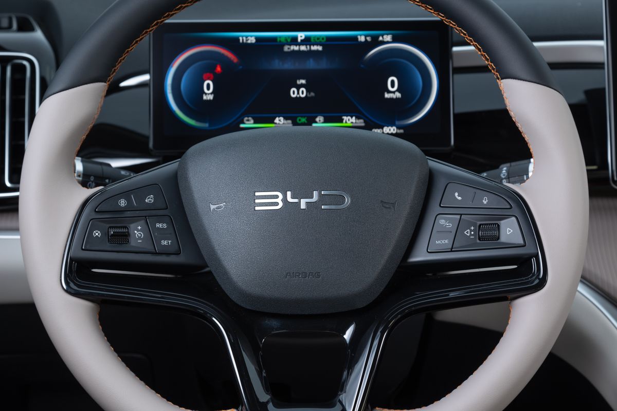 Volante e painel de controle digital por BYD/Divulgação