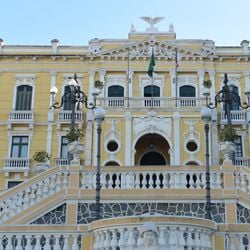 Profissionais ativos da Rede Estadual de Ensino vão receber R$ 2,5 mil de abono. Demais servidores, R$ 1,2 mil