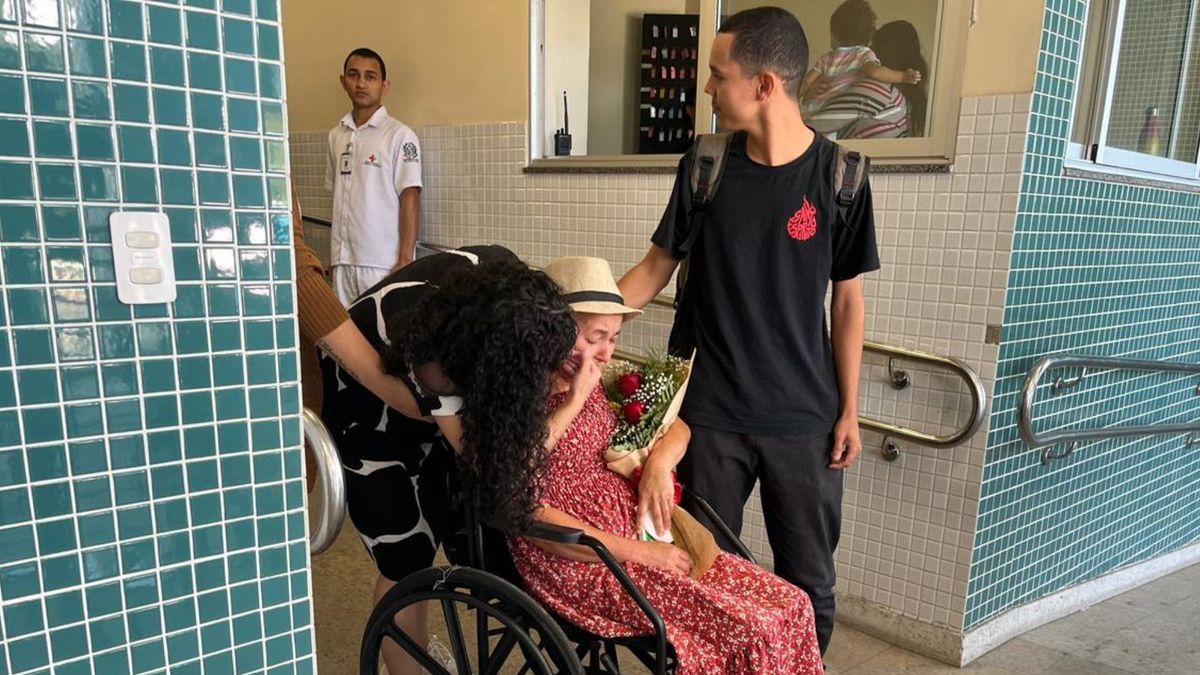 Rodeado dosfilhos, Sônia José Ferandes, de 42 anos, recebeu alta nesta quinta-feira (11).
