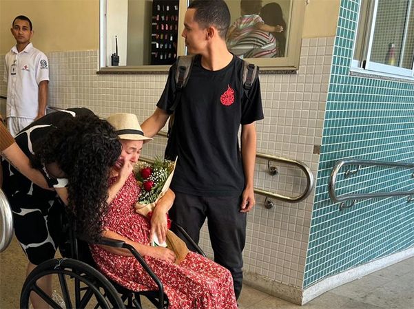 Sônia, mulher espancada que teve filha assassinada recebe alta hospitalar