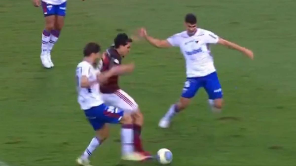 Pênalti sofreu pênalti na partida entre Flamengo e Fortaleza