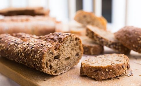 O pão é um alimento fonte de carboidrato, que é responsável por dar energia ao nosso corpo assim como como a batata doce, o inhame, o aipim, o macarrão, o arroz e o milho