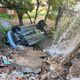 Imagem - Carro bate em muro e cai de barranco na Curva do Saldanha