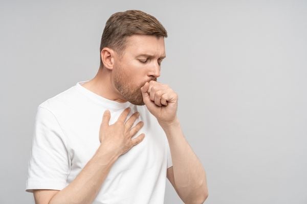 Bronquite: homem com tosse