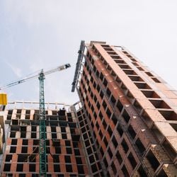 Na nova faixa do programa habitacional, poderão financiar residências famílias com renda mensal até R$ 12 mil