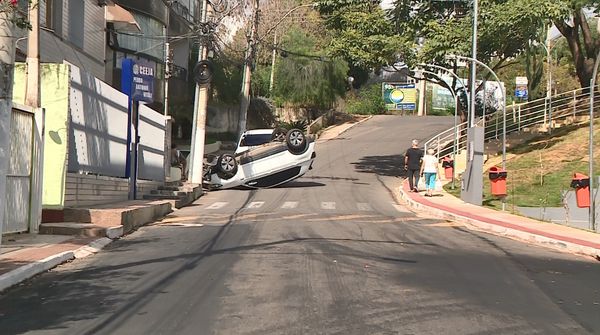 Carro desceu dessa ladeira no bairro Fazenda Vitali, em Colatina por Roger Botelho