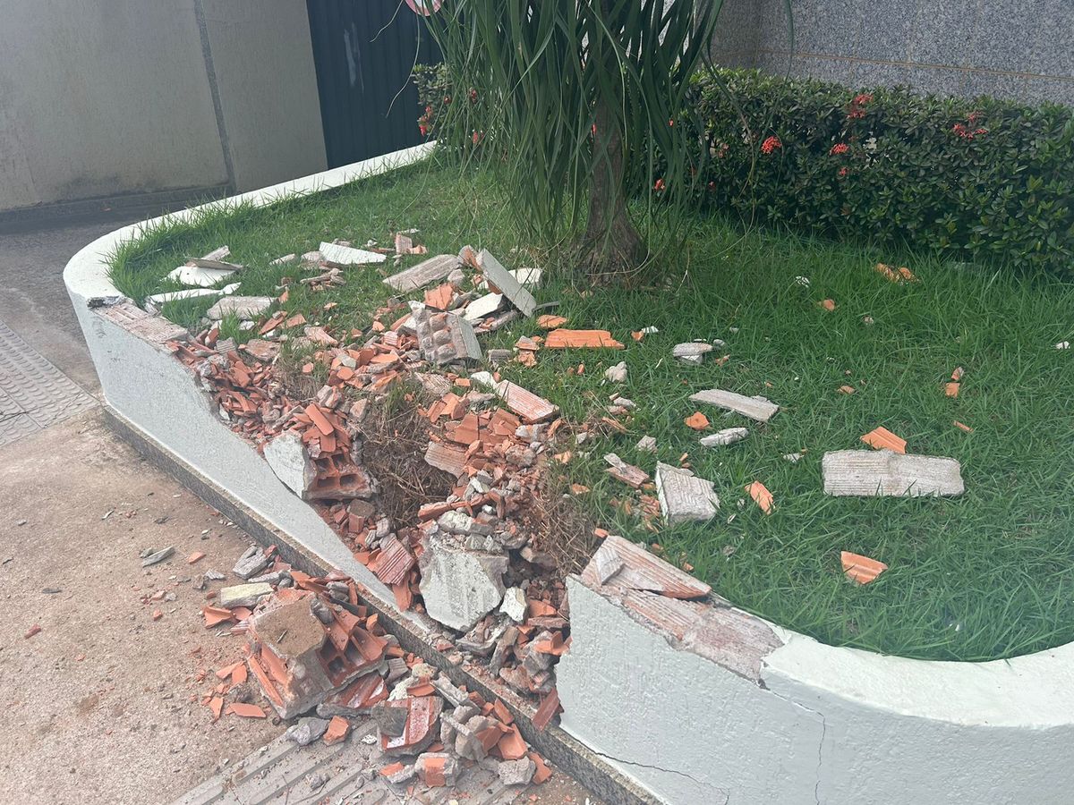 Mureta onde carro bateu antes de capotar em acidente em Colatina por Enzo Teixeira