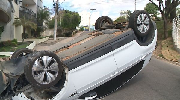 Não tinha ninguém dentro do carro e não houve feridos em acidente em Colatina por Roger Botelho