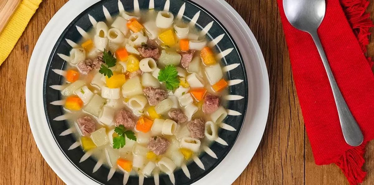 Sopa de legumes com macarrão e acém