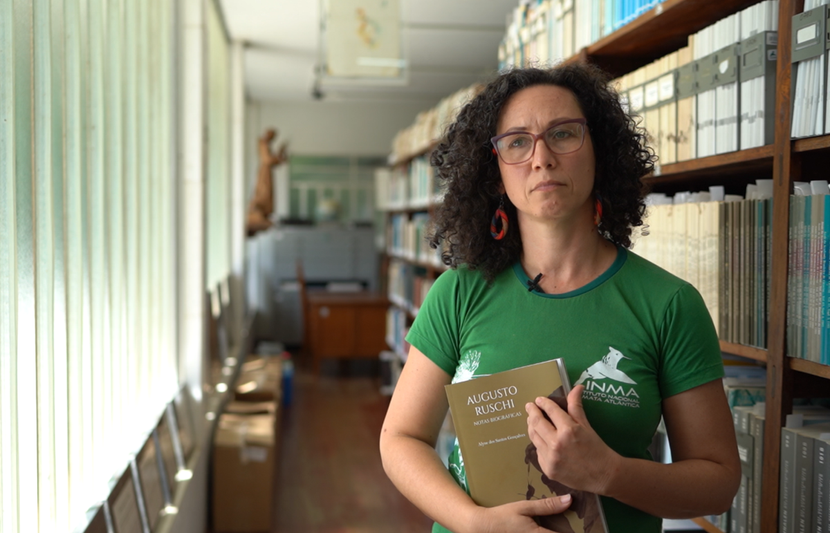 A historiadora Alyne Gonçalves, que organiza o arquivo de Ruschi