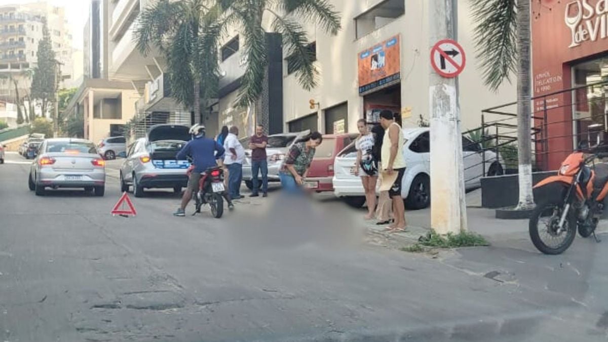 Acidente entre carro e moto deixa motociclista ferido em Cachoeiro