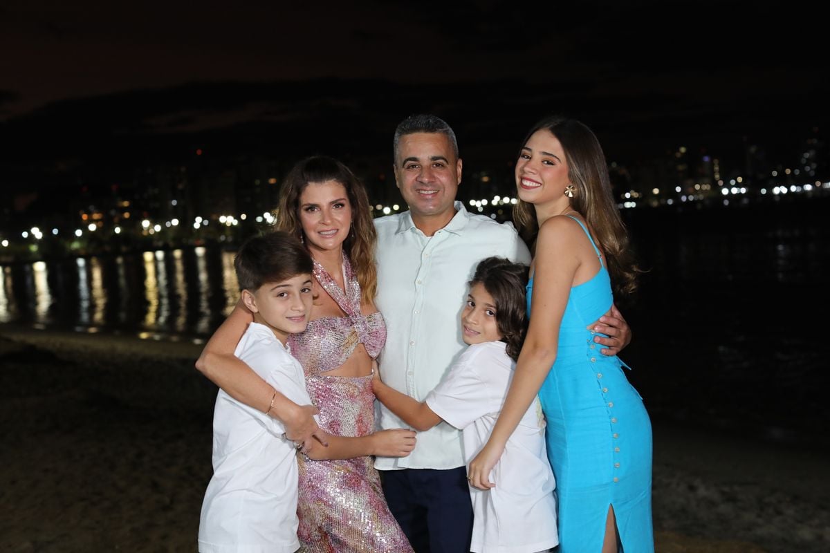 O aniversariante Alexandre Pinheiro, a esposa Camila PItanga Salim e os filhos 