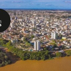 Durante a perseguição, um dos homens apontou arma para os policiais e conseguiu fugir; dois foram detidos, e uma pistola foi apreendida.