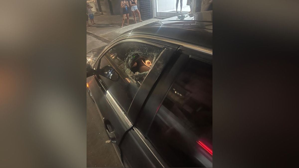 Motorista foi atingido após suspeito ter arremessado uma garrafa de vidro contra o carro na Av. Carlos Lindenberg na noite de quarta-feira (17)