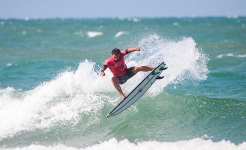 Competição é válida pelo Circuito Brasileiro de Surf e acontece na Praia do Buraco, na Ponta da Fruta
