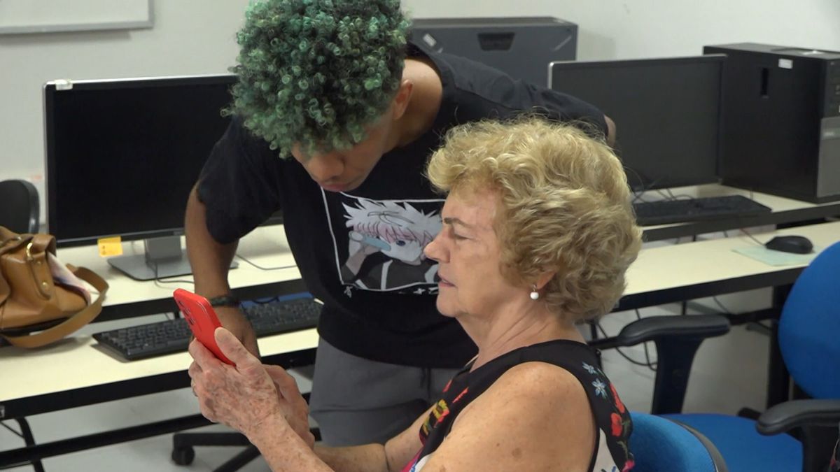 Dona Glória está matriculada no curso sobre smartphones há três meses
