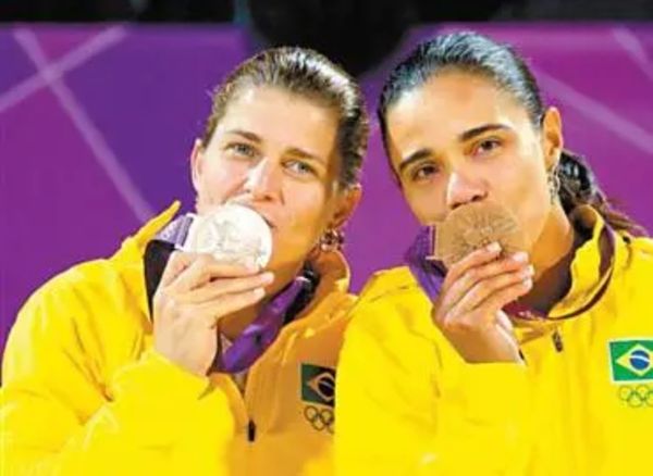 Larissa (à esquerda) comemora a medalha ao lado de Juliana, com quem formava dupla