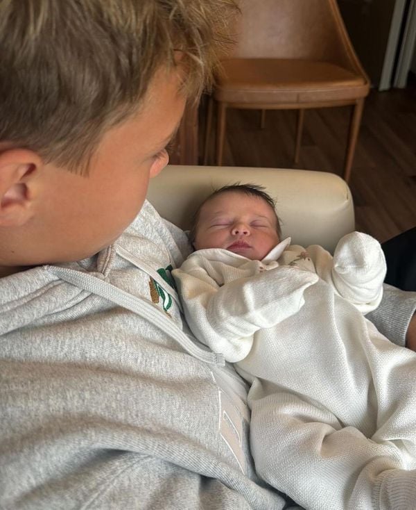 Neymar postou uma foto de seu filho mais velho, Davi, com a recém-nascida Helena