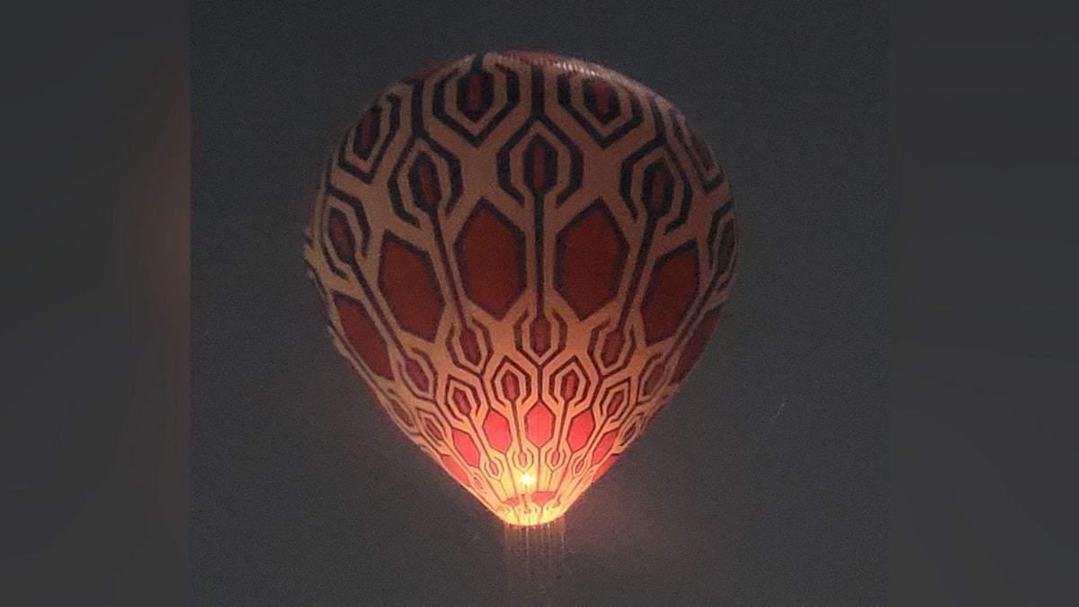 Balão gigante cai, assusta moradores e deixa bairros sem energia