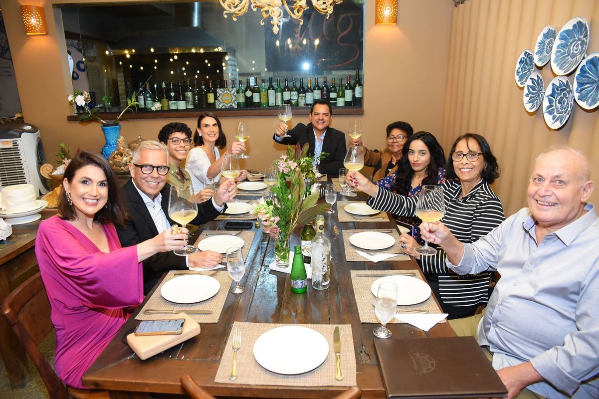 Os noivos Rodrigo de Paula e Roberta Rasseli Zanete e família