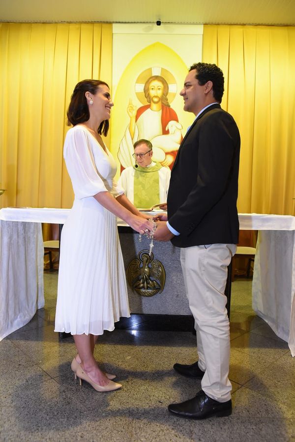 Os noivos Rodrigo de Paula e Roberta Rasseli Zanete e o padre Edemar Endringer