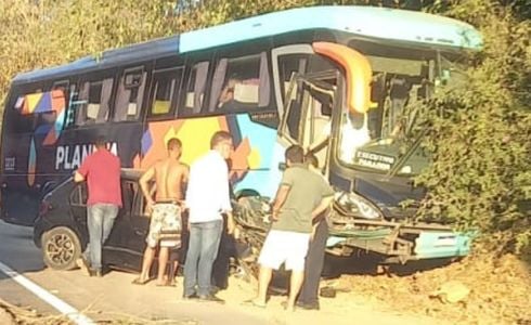 De acordo com a Viação Planeta, empresa responsável pelo ônibus, colisão foi registrada na tarde desta quarta-feira (24)