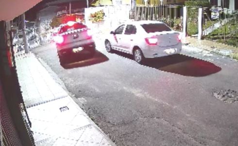 Três adultos e dois adolescentes foram flagrados por câmera de segurança em Cariacica; em seguida, foram localizados em Vila Velha