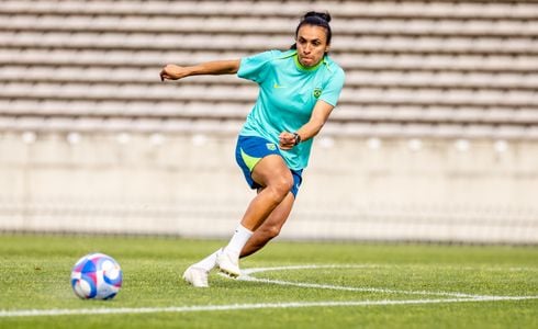 Com a atacante Marta chegando a sua sexta Olimpíada, futebol feminino é um dos destaques do dia de estreia do Time Brasil na França; estreia é contra a Nigéria