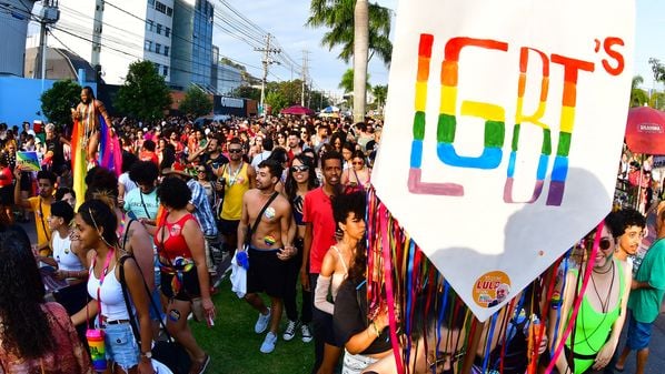 12ª Parada LGBTQIA+ de Vitória acontece no dia 28 de julho, com concentração na Vila Rubim. Programação contará com shows e performances