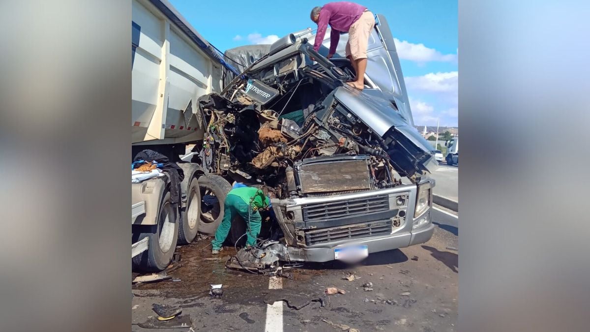 Caminhão envolvido em acidente na BR 259, em Baixo Guandu, no Norte do Espírito Santo