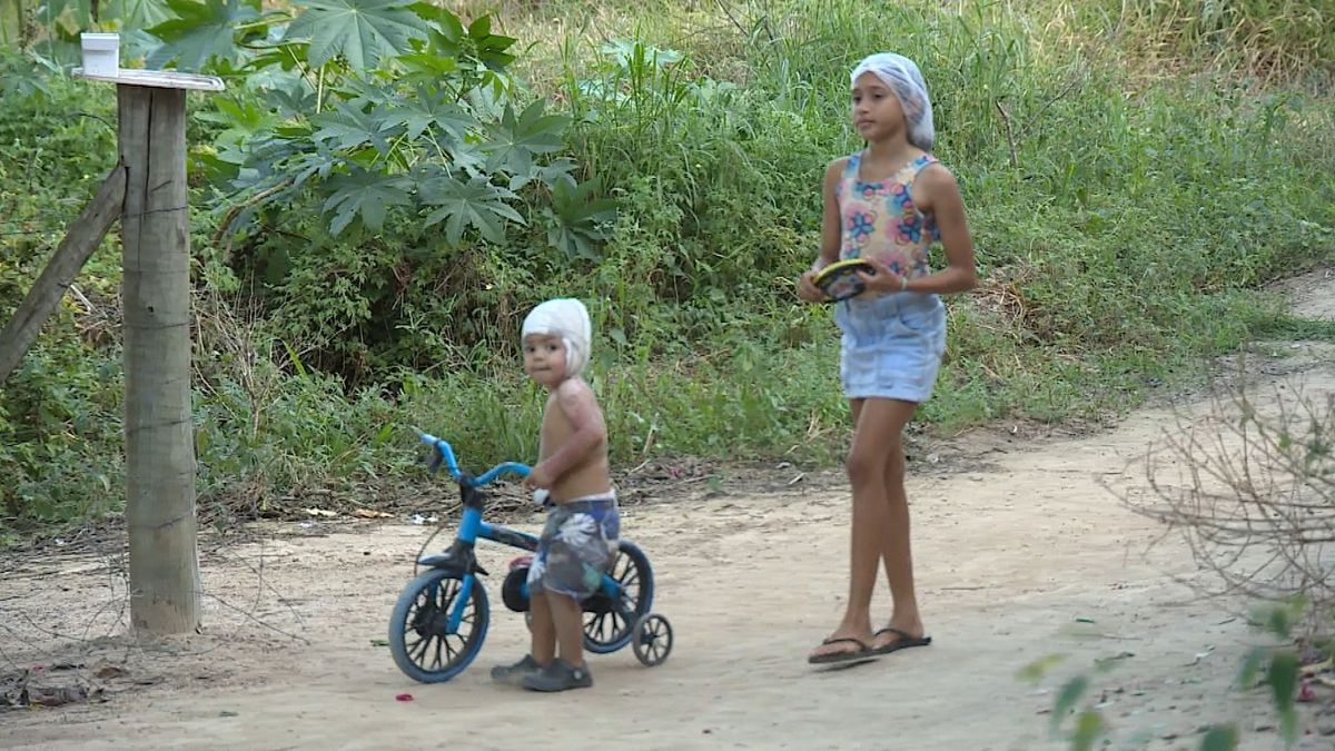 Henrique já voltou a brincar com a irmã no quintal de casa