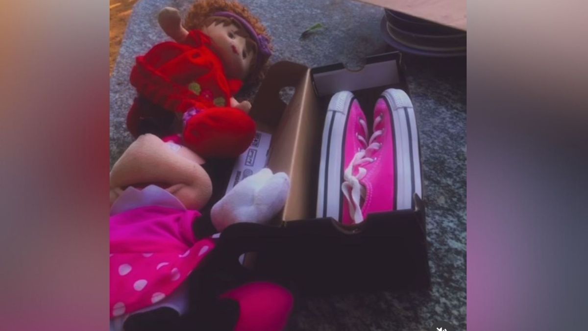Júnior Fernandes, irmão de Paloma, voltou a casa onde o crime aconteceu e levou brinquedos e um sapato que foram presentes dados a criança.