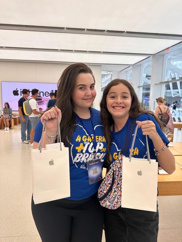 LETICIA RONCETTI E ANA CLARA PORTO fazendo compras na loja da Apple
