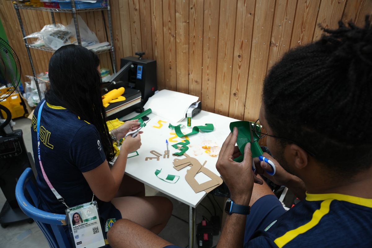 Centro de distribuição de uniformes na base do Brasil em Paris por Vitor Jubini